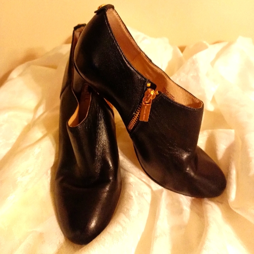 Michael Kors black leather ankle booties size 8 M